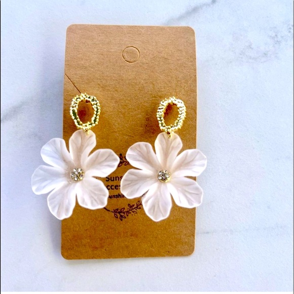 sunshine accessories Jewelry - Delicate Flower earrings